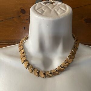 (JE20) Vintage Gold Tone Leaf Necklace